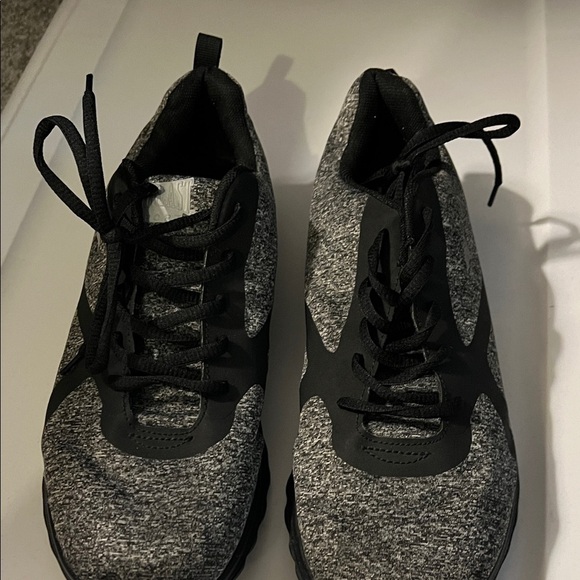 Everlast Black and Gray Sport Sneakers - Picture 1 of 3